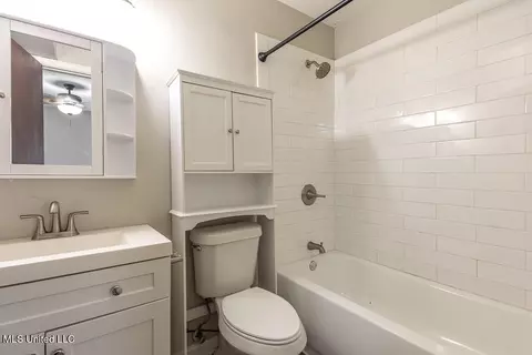 Bath - 537 Thunderbird Dr, Hernando, MS 38632 photo 1 of 3