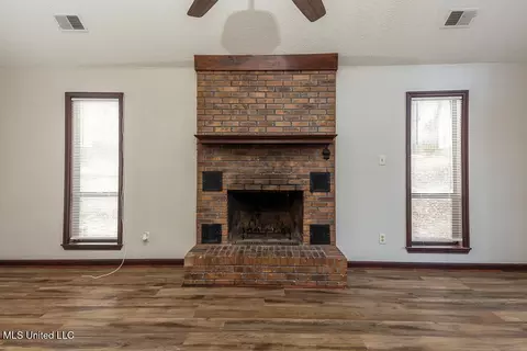 Living - 537 Thunderbird Dr, Hernando, MS 38632 photo 3 of 5
