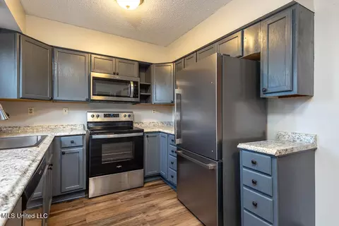 Kitchen - 537 Thunderbird Dr, Hernando, MS 38632 photo 2 of 3