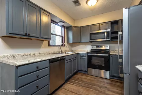 Kitchen - 537 Thunderbird Dr, Hernando, MS 38632 photo 3 of 3