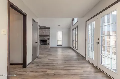 Living - 537 Thunderbird Dr, Hernando, MS 38632 photo 5 of 5