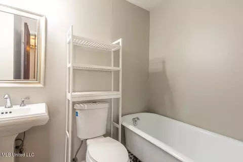 Bath - 537 Thunderbird Dr, Hernando, MS 38632 photo 2 of 3