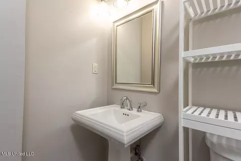 Bath - 537 Thunderbird Dr, Hernando, MS 38632 photo 3 of 3