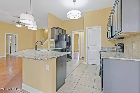 Kitchen - 2922 Tulane Rd, Nesbit, MS 38651 photo 2 of 4