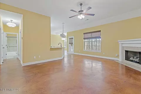 Living - 2922 Tulane Rd, Nesbit, MS 38651 photo 2 of 3