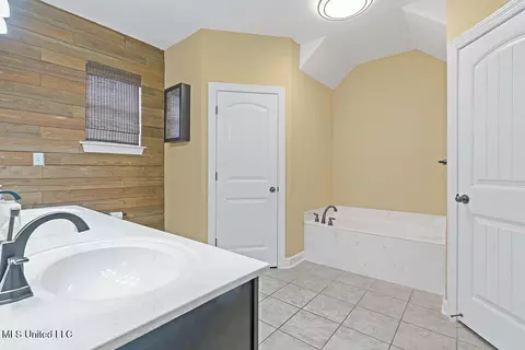 Bath - 2922 Tulane Rd, Nesbit, MS 38651 photo 2 of 3