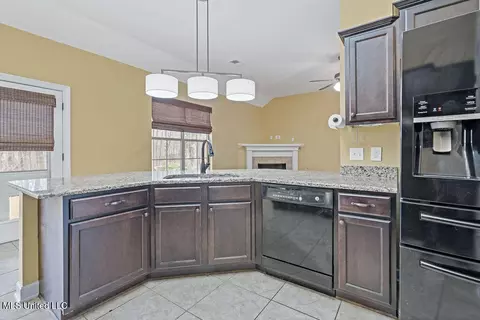 Kitchen - 2922 Tulane Rd, Nesbit, MS 38651 photo 4 of 4