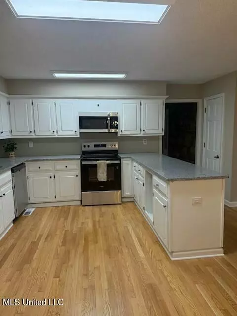 Kitchen - 5702 Maxwell Dr, Olive Branch, MS 38654 photo 2 of 3