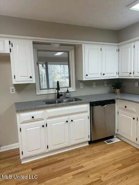 Kitchen - 5702 Maxwell Dr, Olive Branch, MS 38654 photo 3 of 3