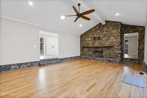 Living - 5702 Maxwell Dr, Olive Branch, MS 38654 photo 2 of 5