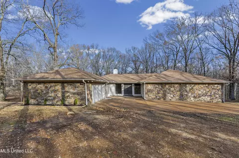 5702 Maxwell Dr, Olive Branch, MS 38654