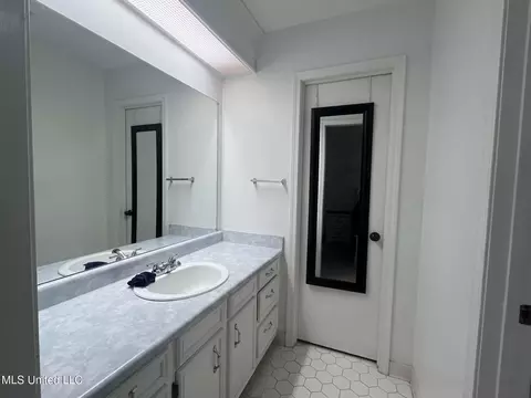 Bath - 811 N Maple Dr, D'lo, MS 39062 photo 2 of 3