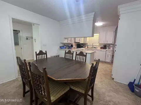 Dining - 811 N Maple Dr, D'lo, MS 39062 photo 3 of 3
