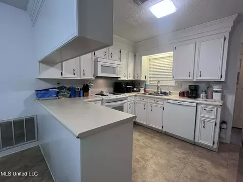 Kitchen - 811 N Maple Dr, D'lo, MS 39062 photo 2 of 2