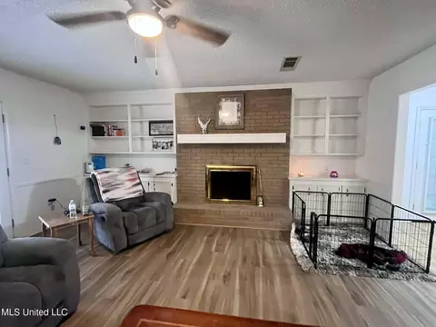 Living - 811 N Maple Dr, D'lo, MS 39062 photo 1 of 3