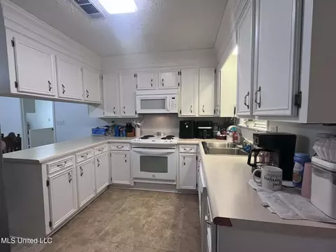 Kitchen - 811 N Maple Dr, D'lo, MS 39062 photo 1 of 2