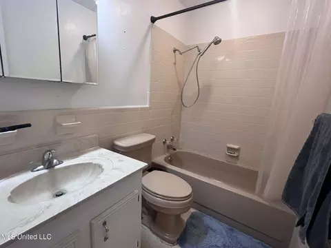 Bath - 811 N Maple Dr, D'lo, MS 39062 photo 1 of 3