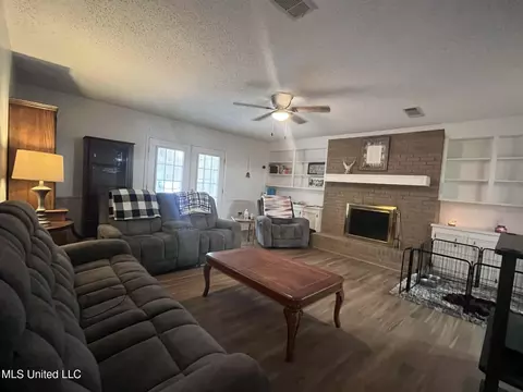 Living - 811 N Maple Dr, D'lo, MS 39062 photo 2 of 3