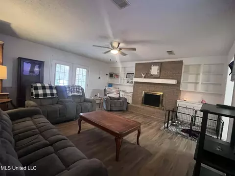 Living - 811 N Maple Dr, D'lo, MS 39062 photo 3 of 3