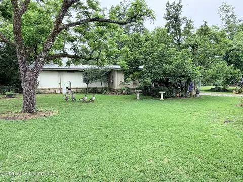 979 E Bear Lake Rd, Tallulah, LA 71282