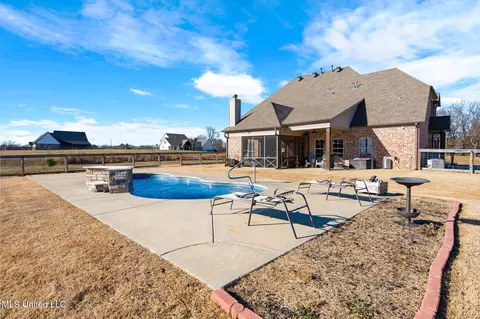 Exterior - 4883 W Oak Grove Rd, Hernando, MS 38632 photo 5 of 9