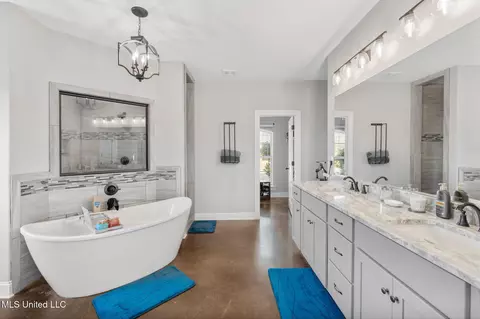 Bath - 4883 W Oak Grove Rd, Hernando, MS 38632 photo 1 of 4