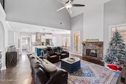 Entry Way - 4883 W Oak Grove Rd, Hernando, MS 38632 photo 1 of 4