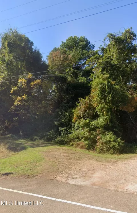 4555 Sardis Lake Dr, Batesville, MS 38606