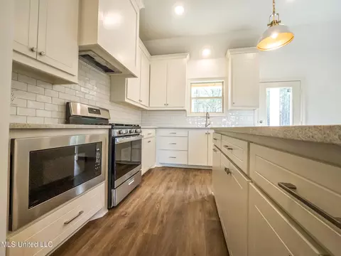 Kitchen - 947 Riverside Ln, Pearl, MS 39208 photo 2 of 2
