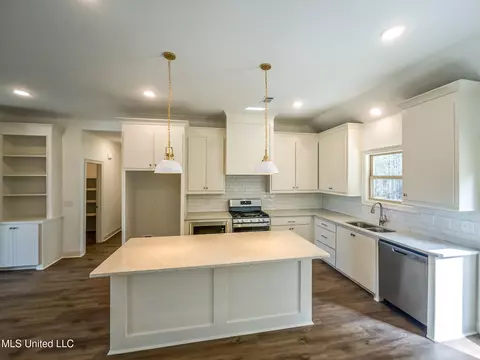 Kitchen - 947 Riverside Ln, Pearl, MS 39208 photo 1 of 2