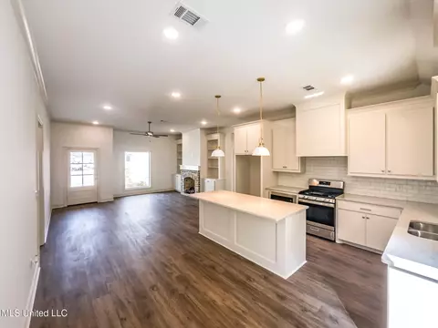 Living - 947 Riverside Ln, Pearl, MS 39208 photo 2 of 3
