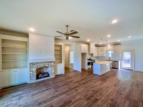 Living - 947 Riverside Ln, Pearl, MS 39208 photo 1 of 3