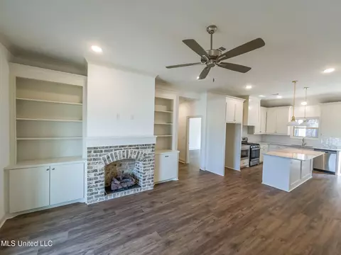 Living - 947 Riverside Ln, Pearl, MS 39208 photo 3 of 3