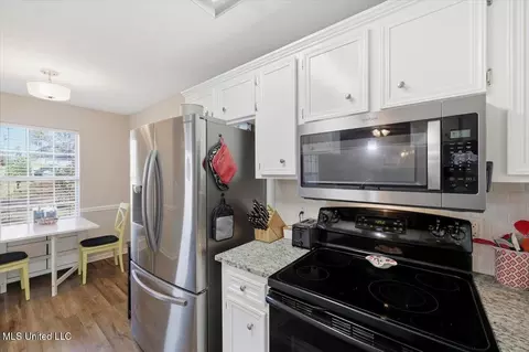 Kitchen - 129 Shadow Hill Dr, Madison, MS 39110 photo 4 of 4