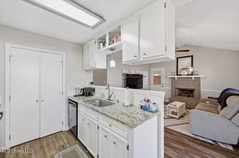 Kitchen - 129 Shadow Hill Dr, Madison, MS 39110 photo 2 of 4
