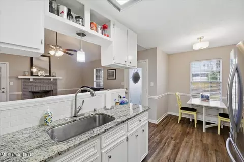 Kitchen - 129 Shadow Hill Dr, Madison, MS 39110 photo 3 of 4