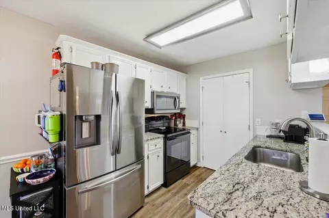 Kitchen - 129 Shadow Hill Dr, Madison, MS 39110 photo 1 of 4