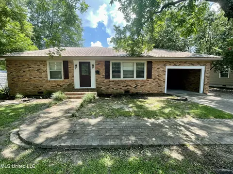 1103 N Yale St, Cleveland, MS 38732