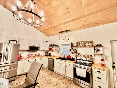Kitchen - 1614 Hwy 583, Jayess, MS 39641 photo 2 of 2