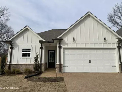 240 Flower Garden Dr, Southaven, MS 38671