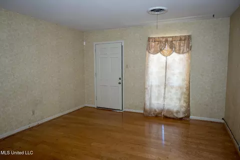 Living - 116 Pecan Way, Natchez, MS 39120 photo 3 of 5