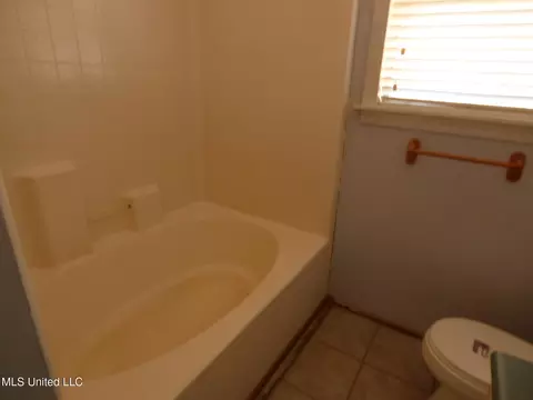 Bath - 851 NW Posey Dr, Brookhaven, MS 39601 photo 2 of 2