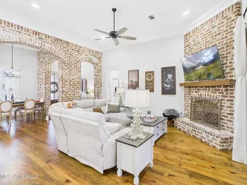 Living - 409 Pilot Cir, Brandon, MS 39047 photo 3 of 3