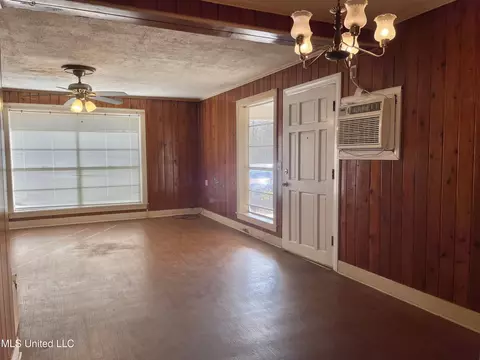 Living - 1047 Pearl Valley Rd, Wesson, MS 39191 photo 3 of 3