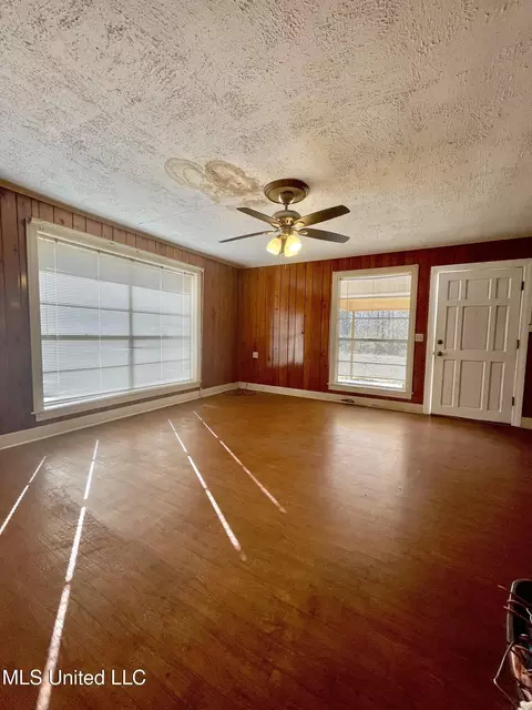 Living - 1047 Pearl Valley Rd, Wesson, MS 39191 photo 2 of 3