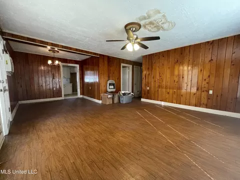 Living - 1047 Pearl Valley Rd, Wesson, MS 39191 photo 1 of 3