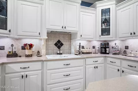 Kitchen - 10 Lakeview Dr, Purvis, MS 39475 photo 3 of 5