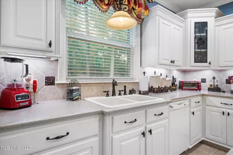 Kitchen - 10 Lakeview Dr, Purvis, MS 39475 photo 2 of 5