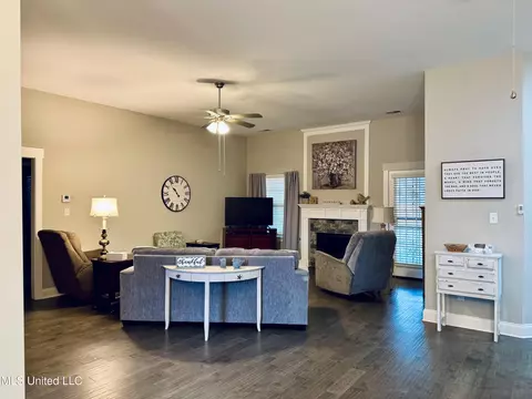 Living - 521 Abey Ln, Hernando, MS 38632 photo 1 of 1