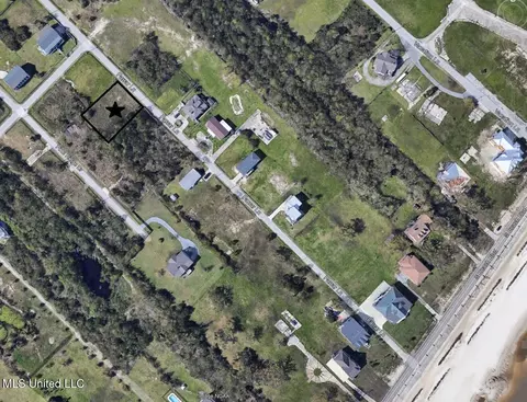 137 Farrar Ln, Waveland, MS 39576